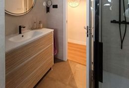 Reforma de aseo moderno realizada por Legacy Decoraciones y Reformas en Madrid