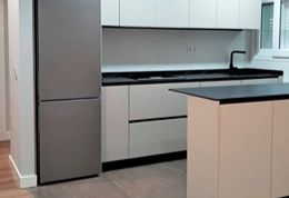 Reforma de cocina moderna realizada por Legacy Decoraciones y Reformas en Madrid